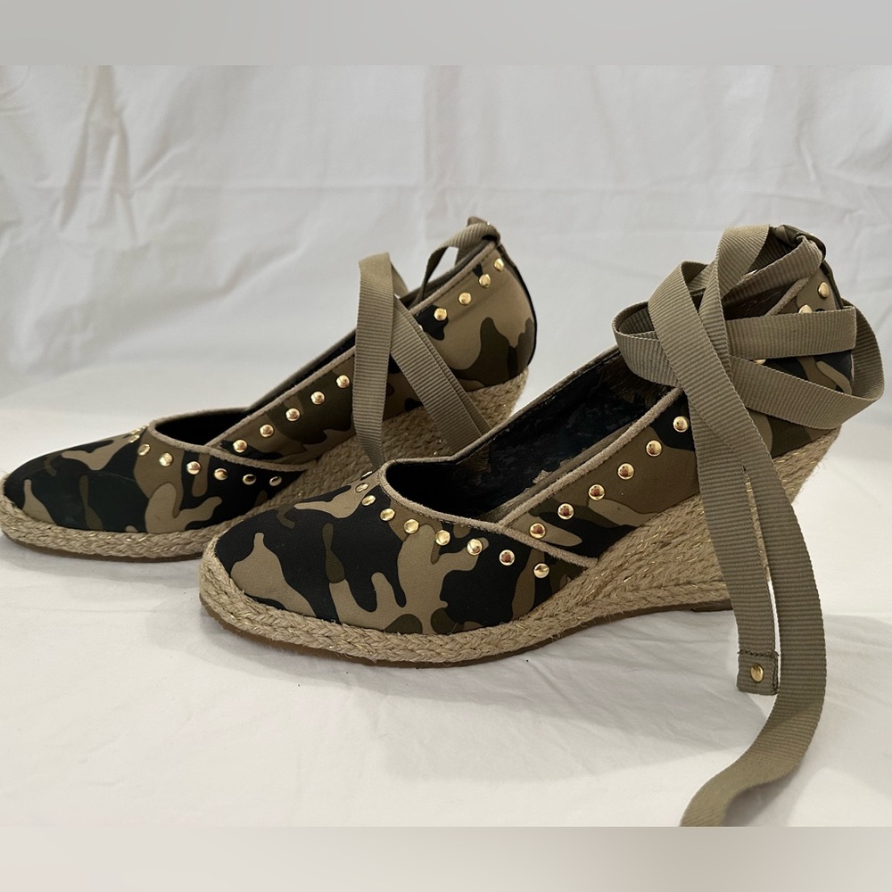 Kathy Van Zeeland camo with gold accent shoes in size 10
